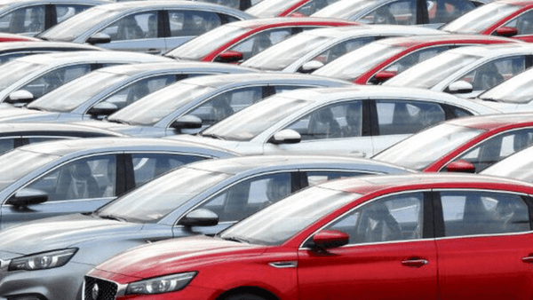 معاون وزیر صمت: خارج‌نشین‌ها بازار خودرو را تنظیم می‌کنند